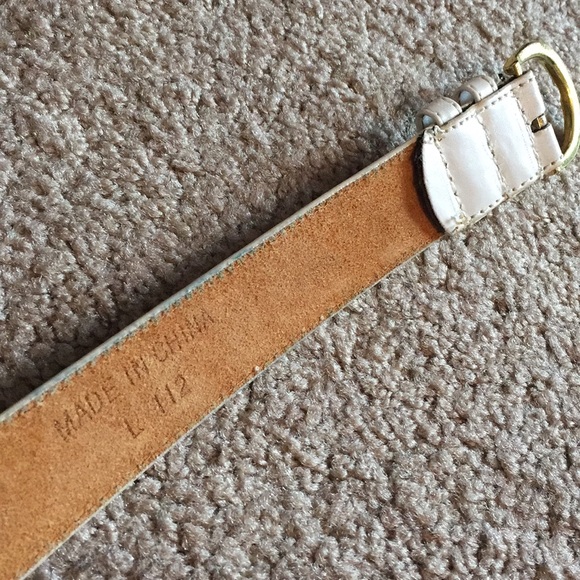 White faux leather belt with golden buckle - Picture 3 of 9